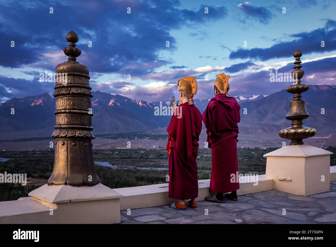Moines bouddhistes soufflant des conques au monastère de Thikse (Thiksay Gompa), Ladakh, Inde Banque D'Images