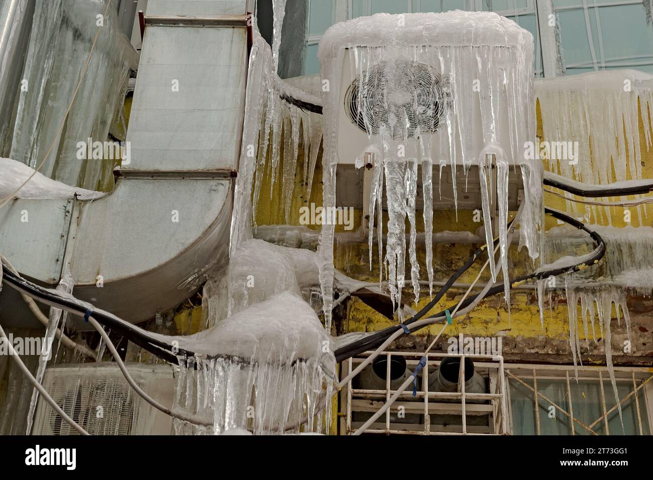 Un splitsystem glacé pendant les gelées sévères dans la ville de Saratov, Russie Banque D'Images