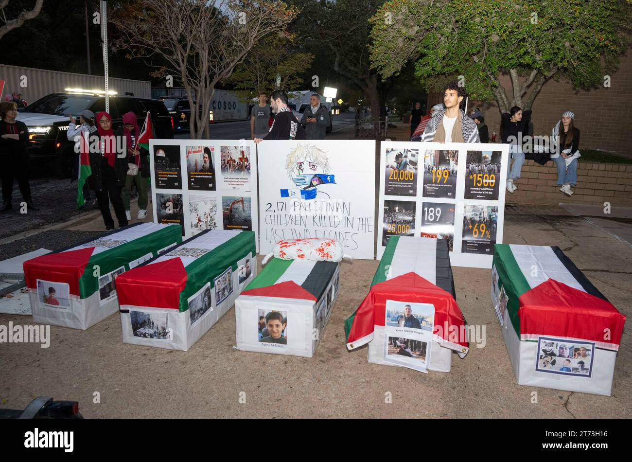 Austin, Texas, États-Unis, novembre 12 2023. Environ 7 000 manifestants plaidant pour la paix au Moyen-Orient ont rempli les rues d'Austin près du Capitole du Texas dimanche soir. Les marcheurs pro-palestiniens ont dénoncé le meurtre de civils et d’enfants tout en appelant les législateurs américains à insister sur un cessez-le-feu. Ces boîtes, drapées de drapeaux palestiniens pour ressembler à des cercueils, représentent certains des morts. ©Bob Daemmrich Banque D'Images