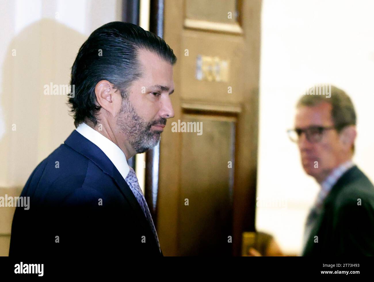 New York, États-Unis. 13 novembre 2023. Donald Trump Jr. Arrive à la salle d’audience pour témoigner alors que la défense appelle ses premiers témoins dans le procès pour fraude civile de l’ancien président des États-Unis Donald Trump devant la Cour suprême de l’État le lundi 13 novembre 2023 à New York. L'affaire intentée en septembre dernier par le procureur général de New York, Letitia James, accuse Trump, ses fils aînés et son entreprise familiale de gonfler la valeur nette de Trump de plus de 2 milliards de dollars en surévaluant son portefeuille immobilier. Photo de John Angelillo/UPI crédit : UPI/Alamy Live News Banque D'Images