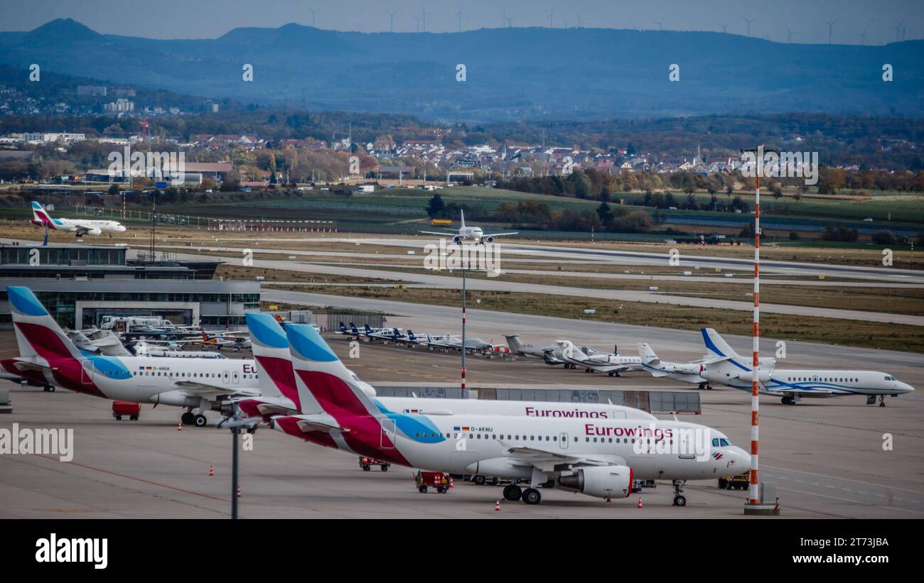 Une flotte d'avions eurowings à l'aéroport de Stuttgart en Allemagne. Banque D'Images