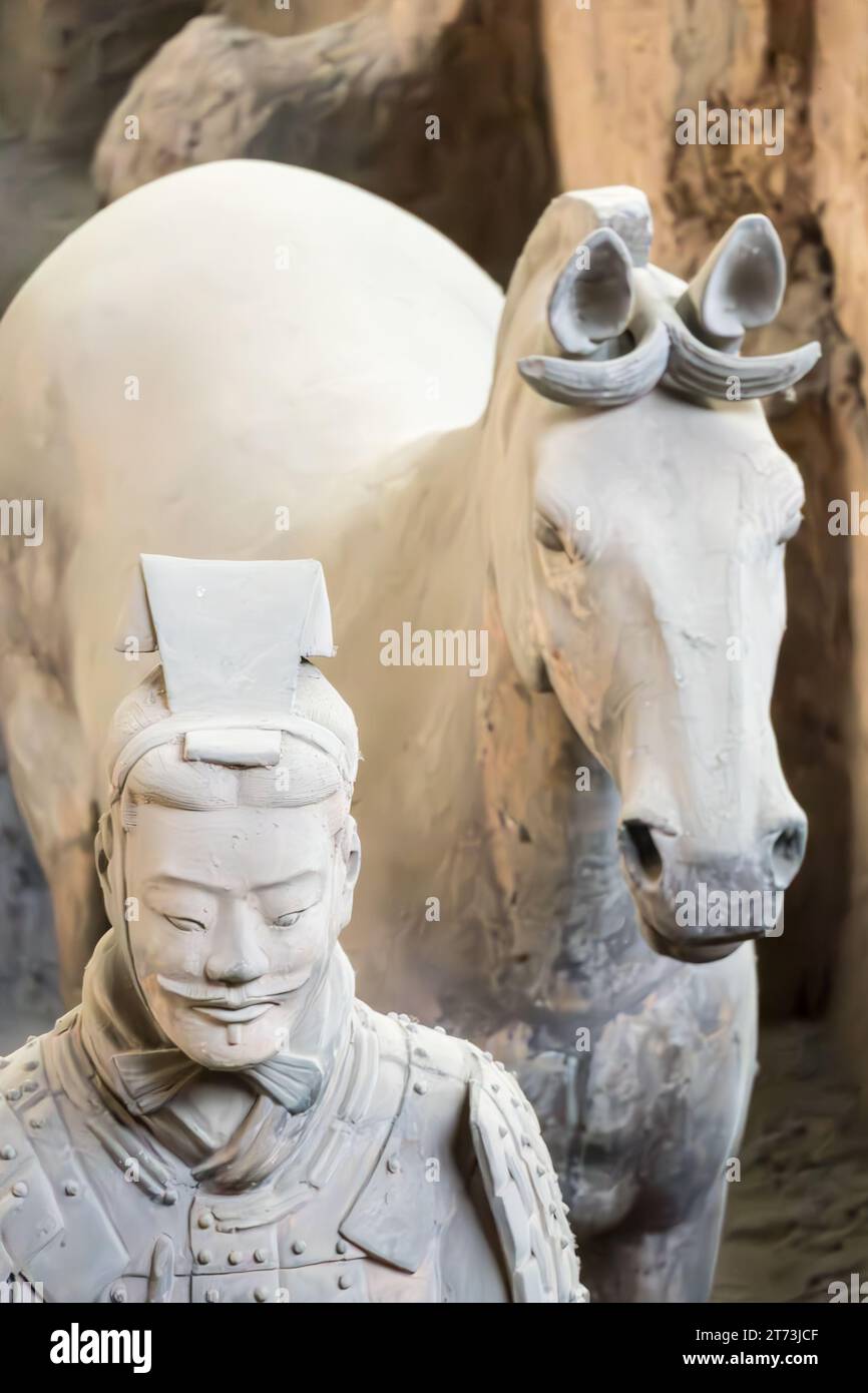 Soldat en terre cuite avec son cheval, Xian, Chine Banque D'Images