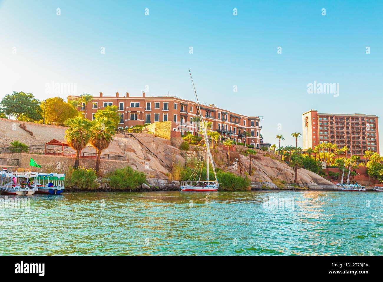 Le célèbre hôtel Cataract à Assouan le matin. Vue depuis le Nil. Assouan, Égypte - 18 octobre 2023. Banque D'Images