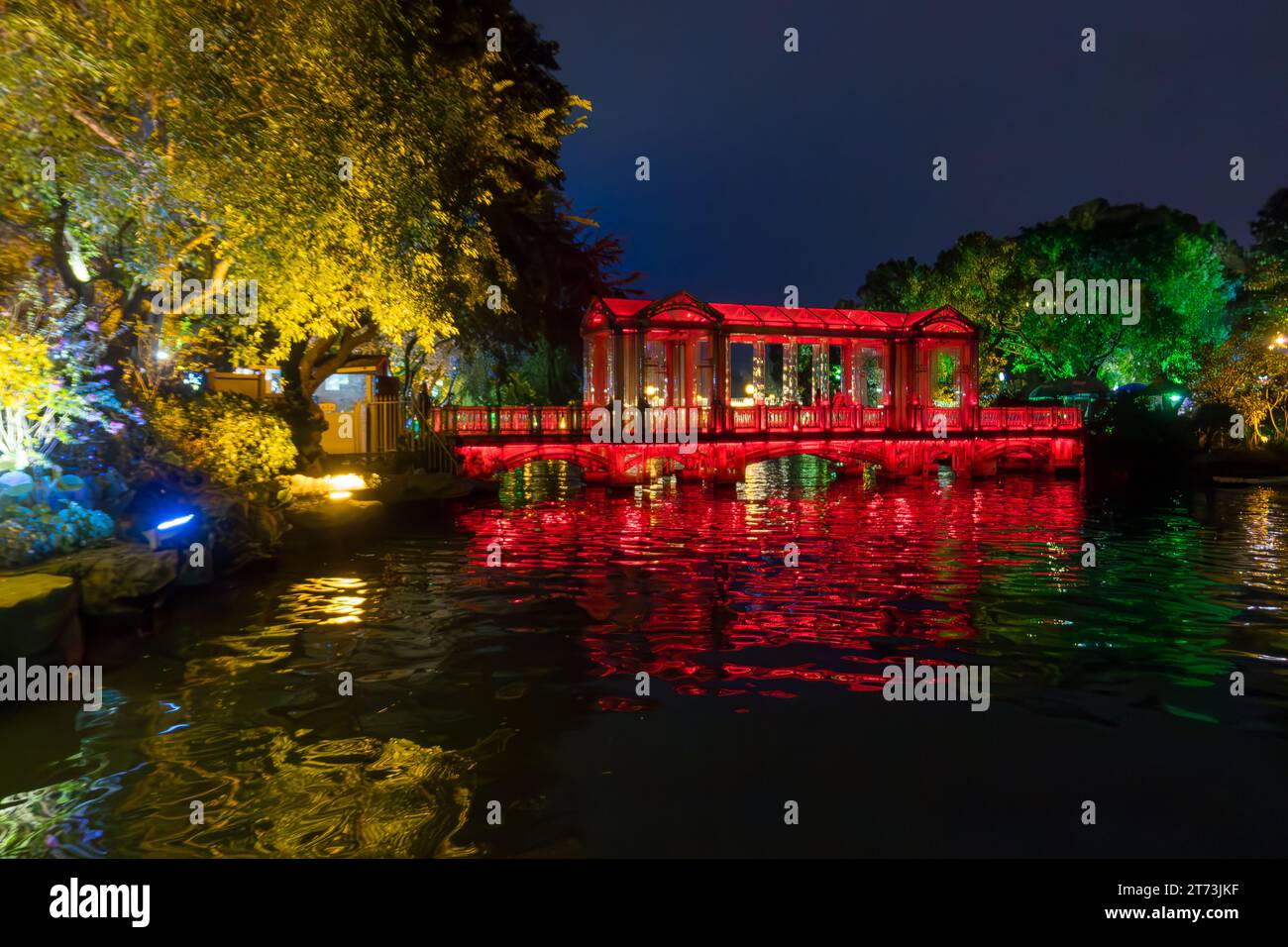 Chinesebridge sur le bord du lac Mulong à Guilling illuminé la nuit. Banque D'Images