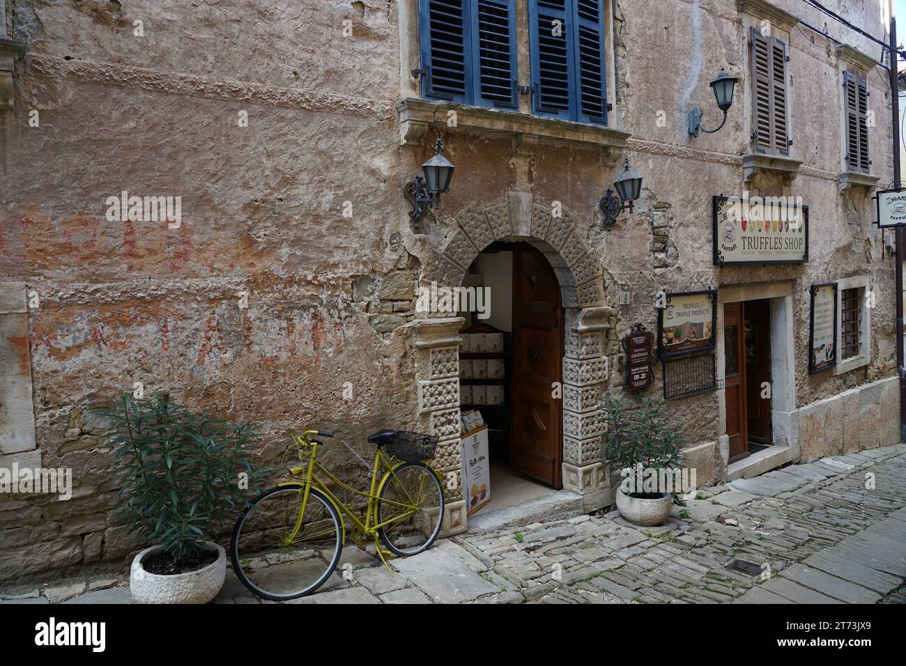 10.11.2023, Groznjan, Croatie : charmant petit village en Croatie appelé la Toscane d'istrie avec des murs en pierre et de belles portes et fenêtres magasin de truffes Banque D'Images
