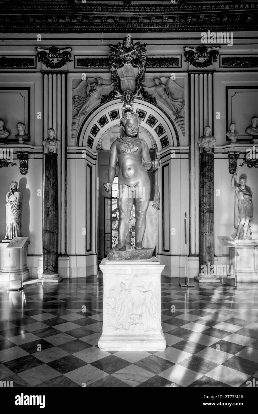 La statue en marbre de bébé Hercule, Grande salle du Musée Capitoline, Rome, Italie Banque D'Images