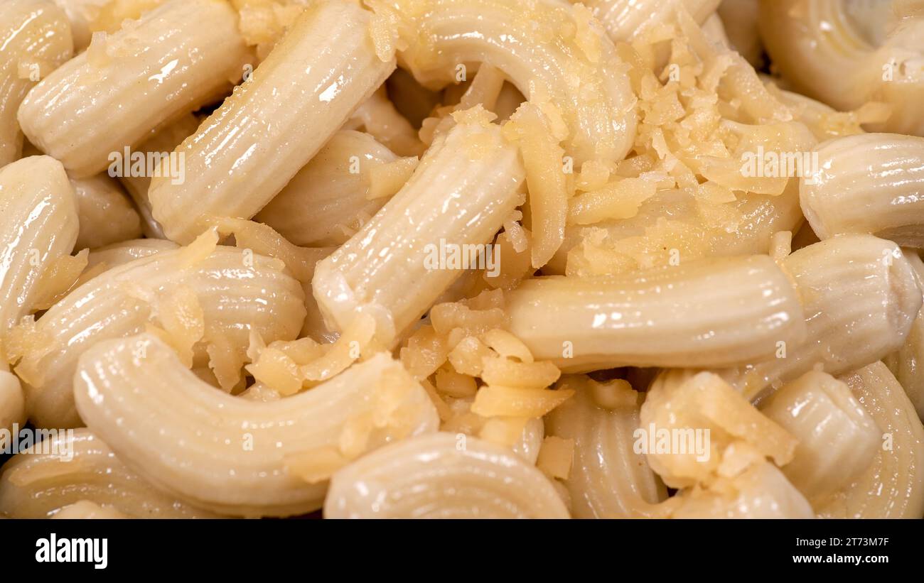 Fond à base de pâtes italiennes tortiglioni avec fromage parmesan râpé Banque D'Images