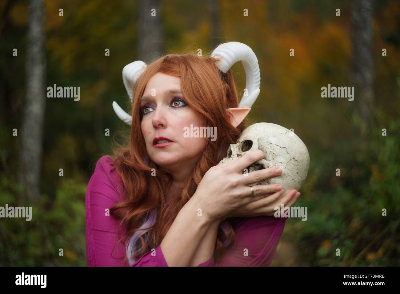 Portrait d'une femme aspirant à Tiefling avec Skull Cosplay Banque D'Images