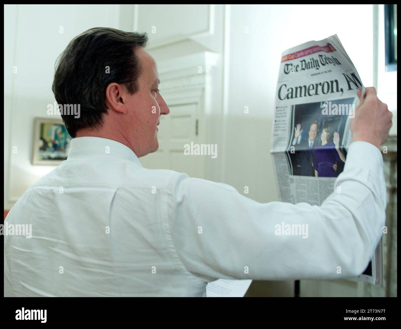 Londres, Royaume-Uni. 12 mai 2010. Image © Licence à Parsons Media. 13/11/2023. Londres, Royaume-Uni. David Cameron est nommé ministre des Affaires étrangères. Le Premier ministre David Cameron tient la première édition du Daily Telegraph dans son bureau du No10 Downing Street annonçant qu’il est le nouveau Premier ministre, mardi 11 mai 2010. Photo photo photo par crédit : andrew parsons/Alamy Live News Banque D'Images