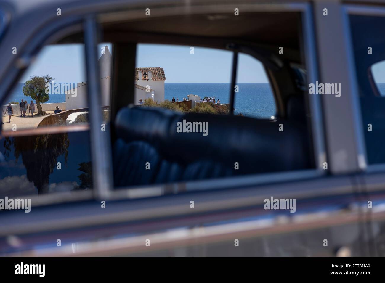 Algarve, Portugal - 13.09.2023 : vue de la fenêtre d'une voiture à un mariage dans la chapelle de notre-Dame du Rocher (Igreja de Nossa Senhora da Rocha) Banque D'Images
