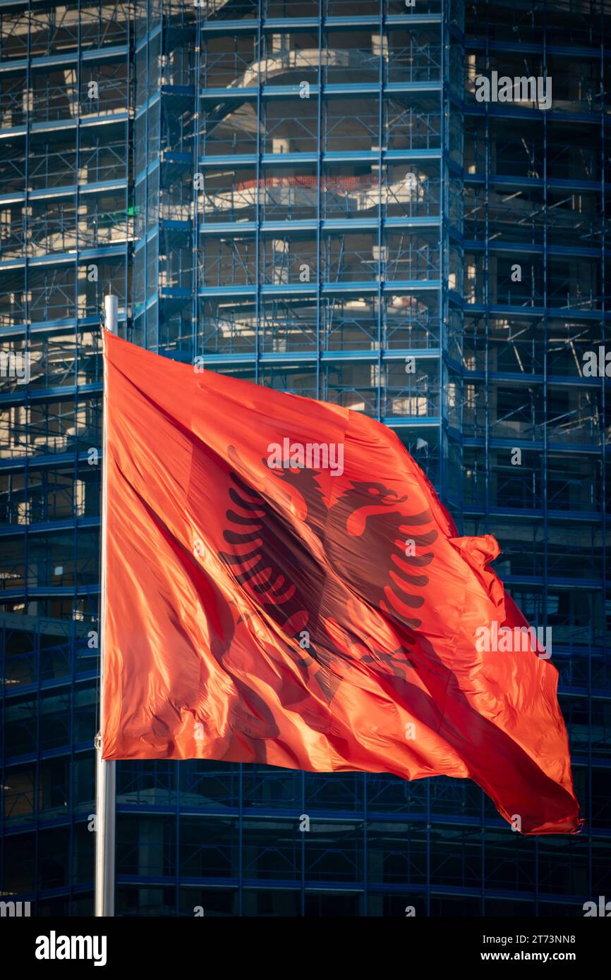 Le drapeau albanais qui flotte sur la place Skanderbeg, Tirana, Albanie Banque D'Images
