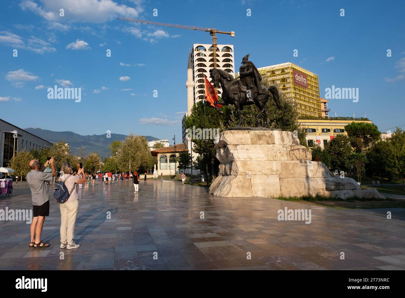 Skanderbeg Square, Tirana, Albanie avec le monument Skanderbeg Banque D'Images