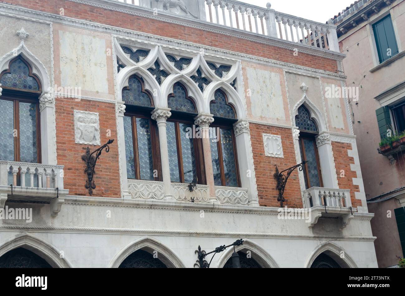 Fenêtres et ornements sur un bâtiment vénitien typique - détail Banque D'Images