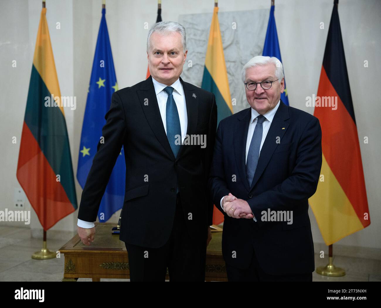 Berlin, Allemagne. 13 novembre 2023. Le président fédéral Frank-Walter Steinmeier (à droite) reçoit Gitanas Nauseda, président de la Lituanie, pour des entretiens au Palais Bellevue. Crédit : Bernd von Jutrczenka/dpa/Alamy Live News Banque D'Images