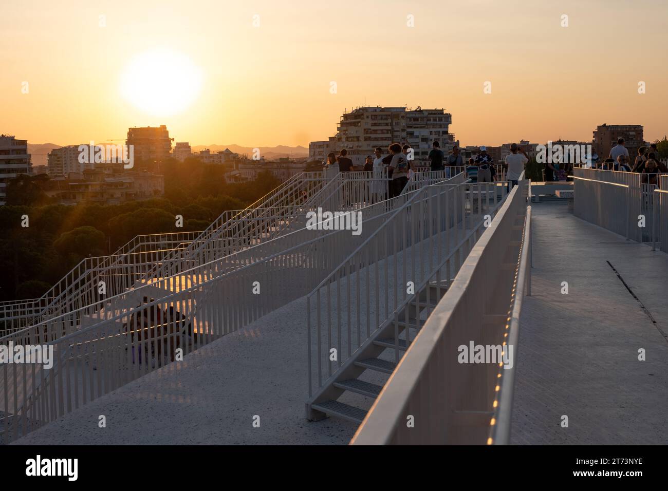 Vue depuis le sommet de la pyramide de Tirana, Albanie au coucher du soleil Banque D'Images