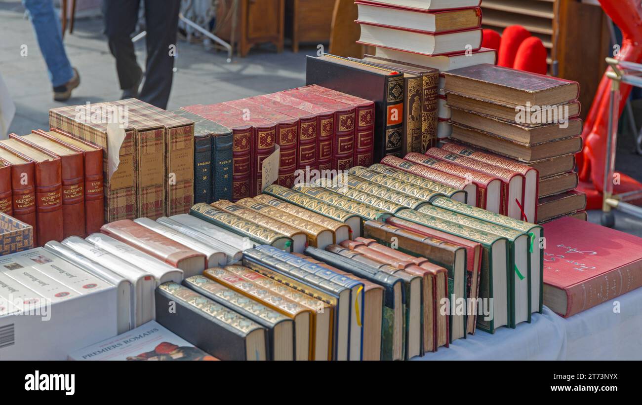 Nice, France - 29 janvier 2018 : vieux livres à vendre au marché d'antiquités de Brocante cours Saleya Winter Day. Banque D'Images