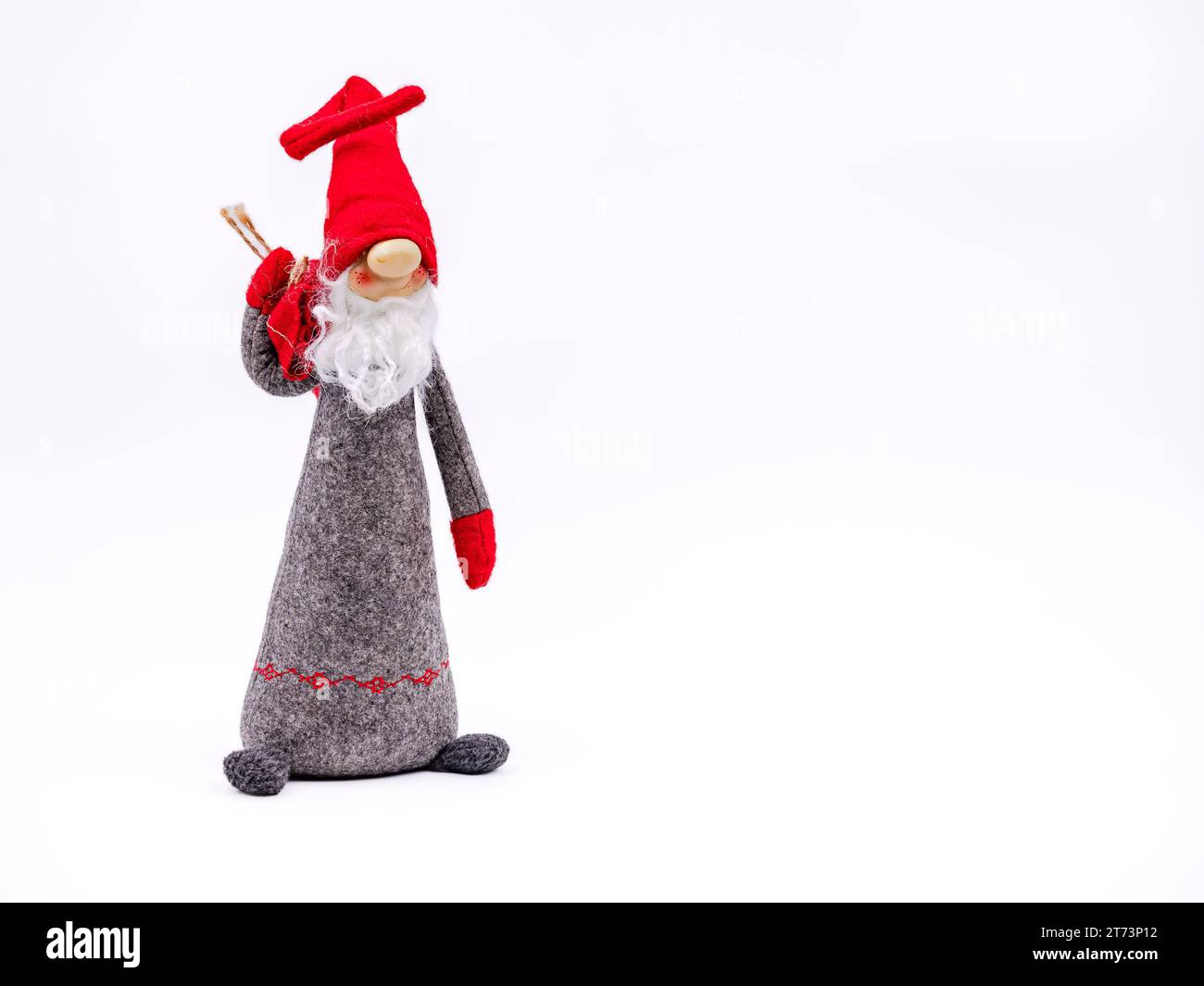 Une figure drôle de Père Noël avec chapeau pointu et barbe comme une carte de voeux pour Noël isolé sur un fond blanc Banque D'Images