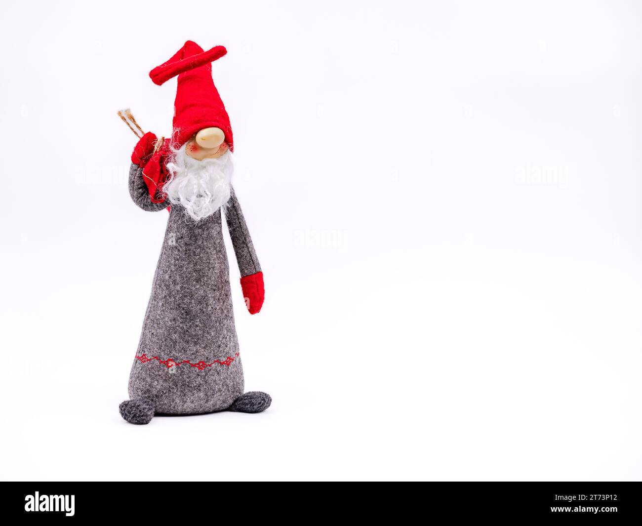 Une figure drôle de Père Noël avec chapeau pointu et barbe comme une carte de voeux pour Noël isolé sur un fond blanc Banque D'Images Une figure drôle de Père Noël avec chapeau pointu et barbe comme une carte de voeux pour Noël isolé sur un fond blanc Banque D'Images
