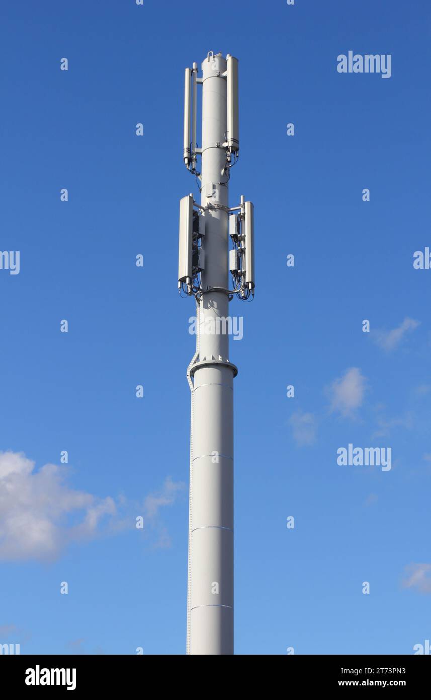 un mât de téléphone portable avec un ciel bleu en arrière-plan Banque D'Images