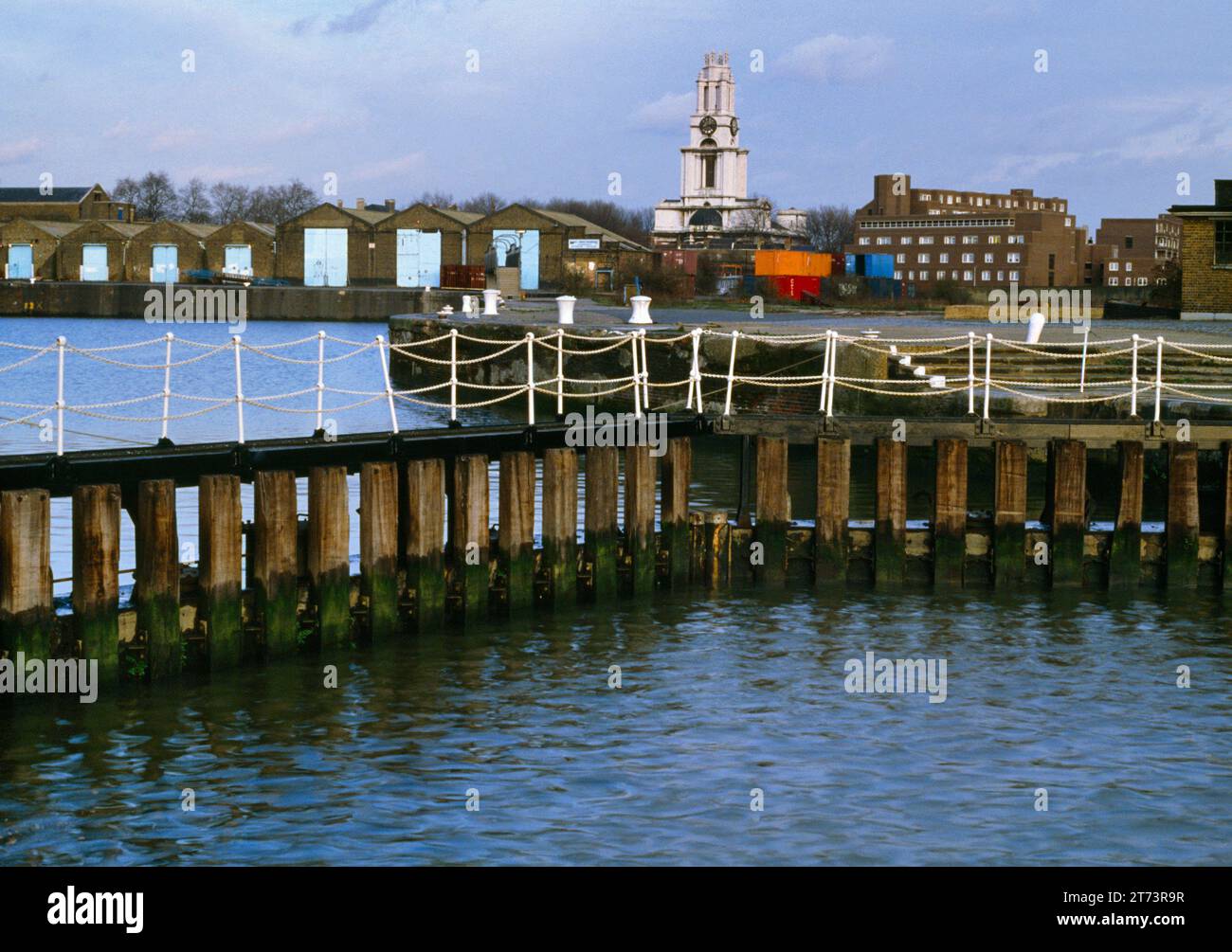 St Anne's Limehouse Parish Church, Londres E14, Angleterre, Royaume-Uni, vue E à travers Limehouse Basin et l'entrée de la Tamise, 29 janvier 1983. Banque D'Images
