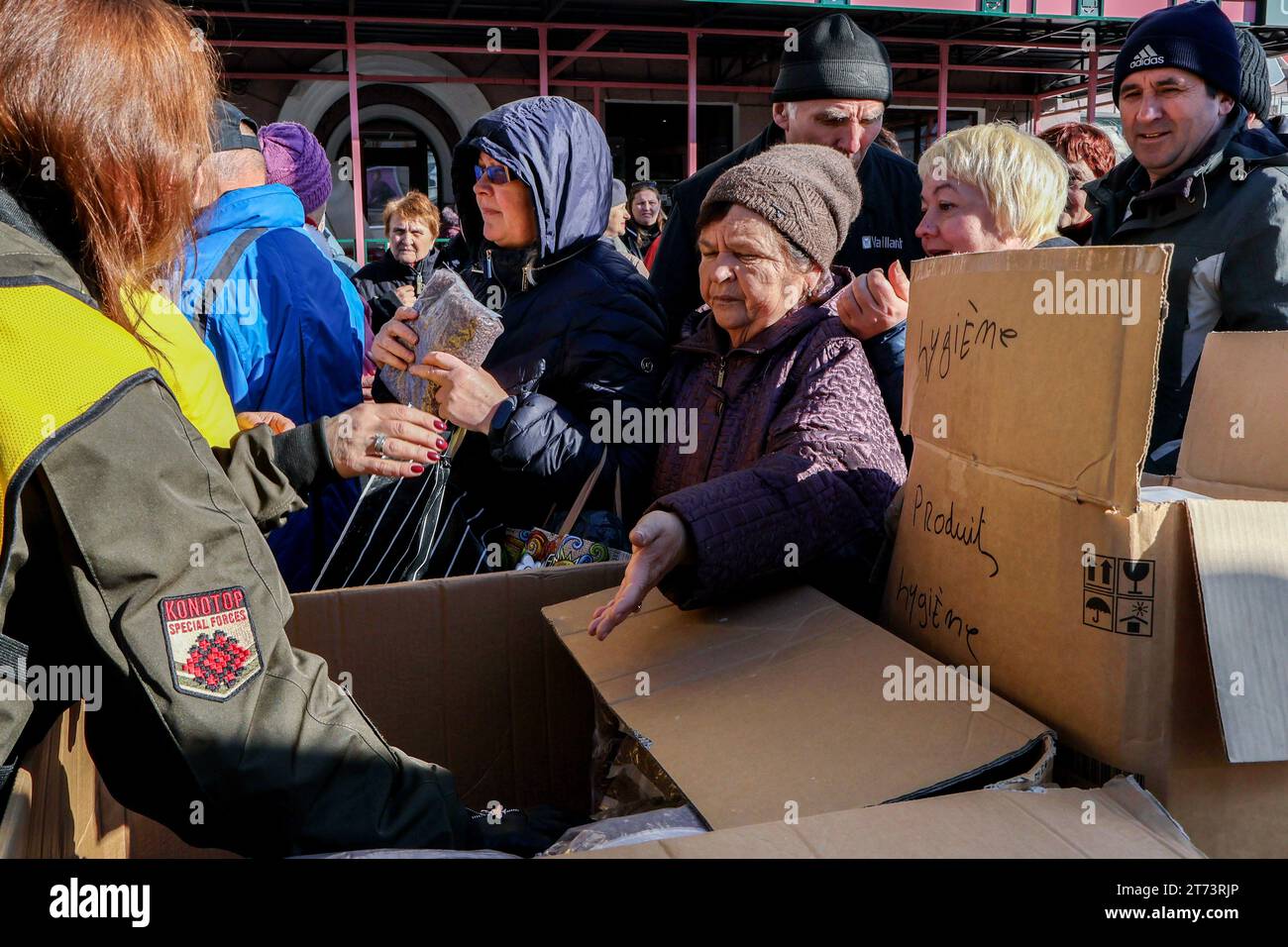 Zaporizhzhia, Ukraine. 10 novembre 2023. Les gens reçoivent une aide humanitaire (céréales pour petit déjeuner) dans un point de distribution à Zaporizhzhia. La guerre en Ukraine continue d'avoir des conséquences dévastatrices pour la population civile, car les besoins humanitaires persistent. Selon l'agence des Nations Unies pour les réfugiés, plus de treize millions de personnes, soit près d'un tiers de la population ukrainienne d'avant-guerre, ont été déplacées depuis l'invasion russe. Sur ce nombre, plus de cinq millions sont déplacés à l’intérieur du pays, tandis que plus de huit millions sont des réfugiés vivant dans les pays voisins. Crédit : SOPA Images Limited/Alamy Live News Banque D'Images