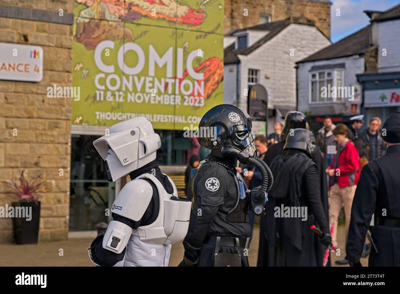 Deux cosplayers, habillés en Stormtrooper et en pilote de chasse impérial Tie, ont accueilli les visiteurs alors qu'ils entraient dans la Comic Convention, Harrogate, Royaume-Uni. Banque D'Images