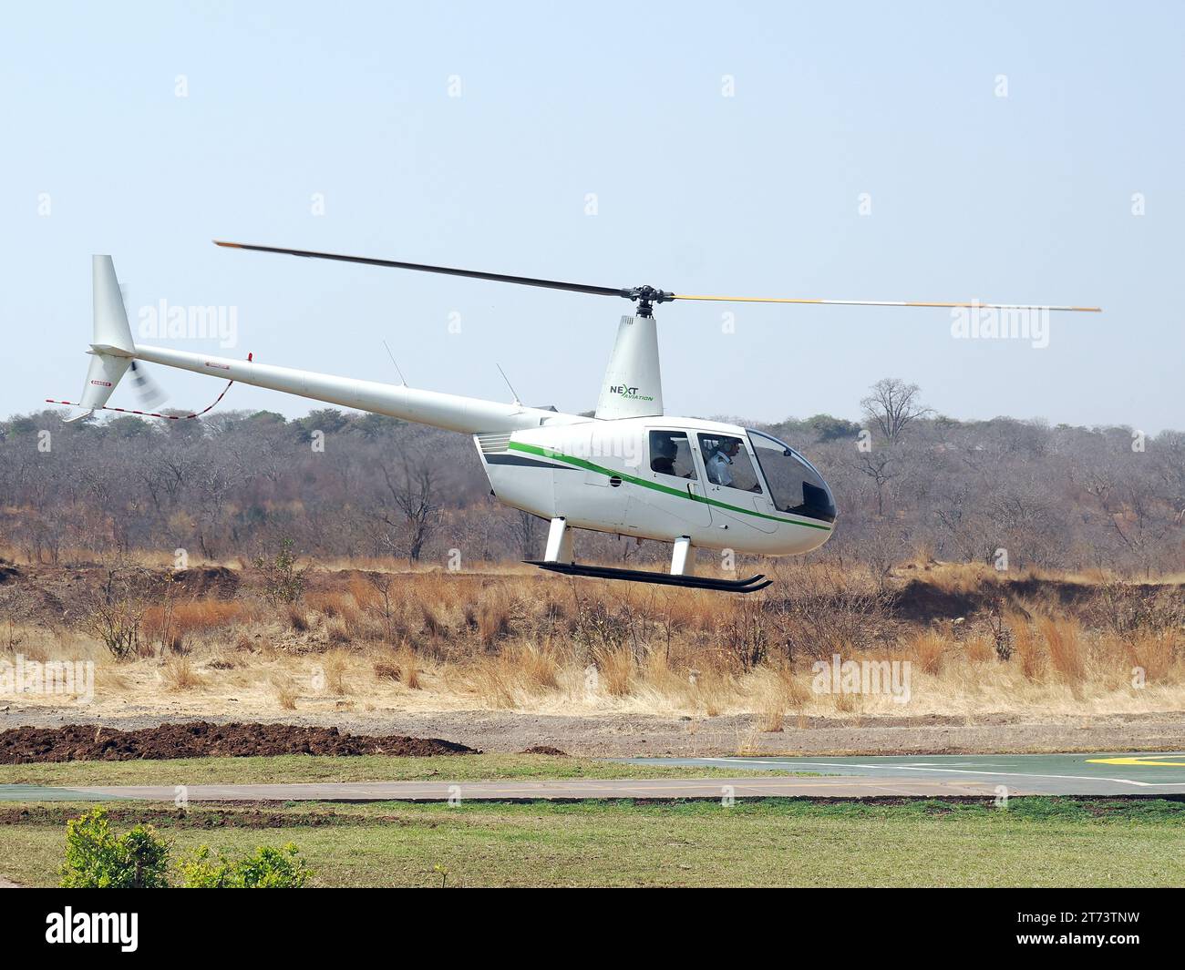 Hélicoptère Robinson R44 Raven II, ville de Victoria Falls, Zimbabwe, Afrique Banque D'Images