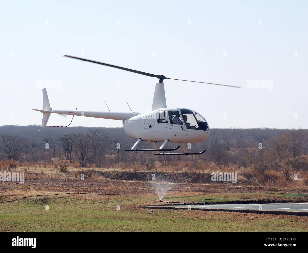 Hélicoptère Robinson R44 Raven II, ville de Victoria Falls, Zimbabwe, Afrique Banque D'Images