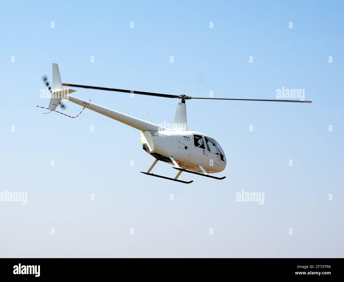 Hélicoptère Robinson R44 Raven II, ville de Victoria Falls, Zimbabwe, Afrique Banque D'Images
