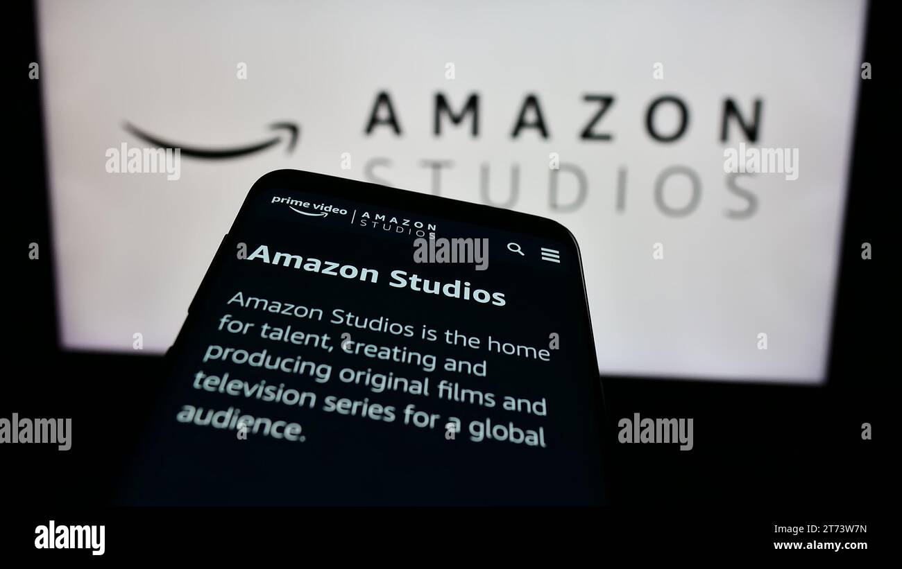 Téléphone portable avec le site Web de la société américaine de production cinématographique et télévisuelle Amazon Studios devant le logo. Effectuez le focus sur le coin supérieur gauche de l'écran du téléphone. Banque D'Images