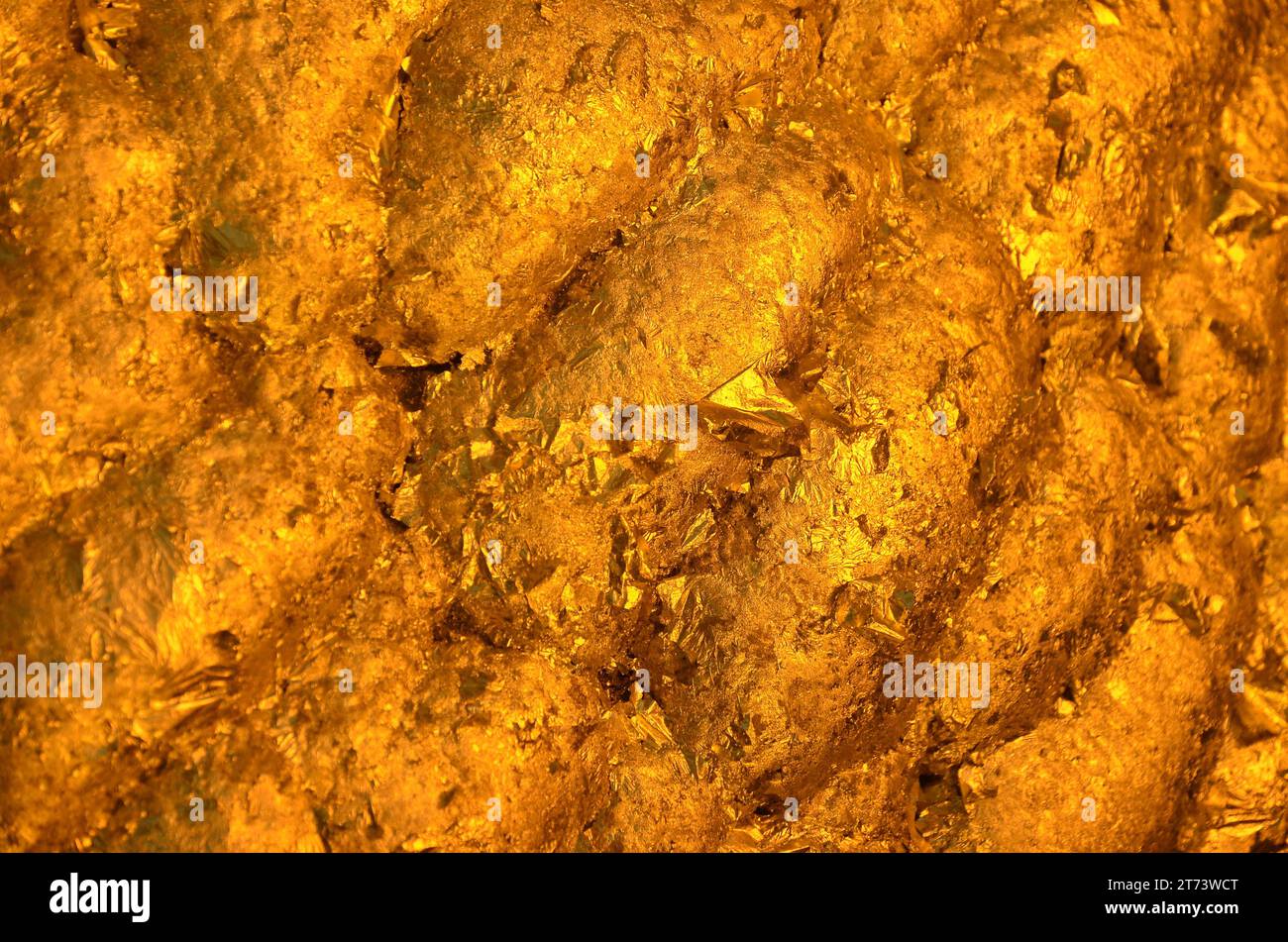 Or 'manteau' de Bouddha Mahamuni feuille d'or. Mandalay. Birmanie (Myanmar) Banque D'Images