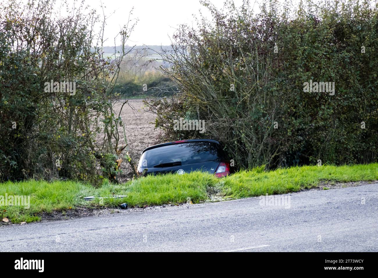 Vauxhall Corsa court hors route dans Hedge, Fiskerton Road, Cherry Willingham, Lincolnshire, Angleterre, ROYAUME-UNI Banque D'Images