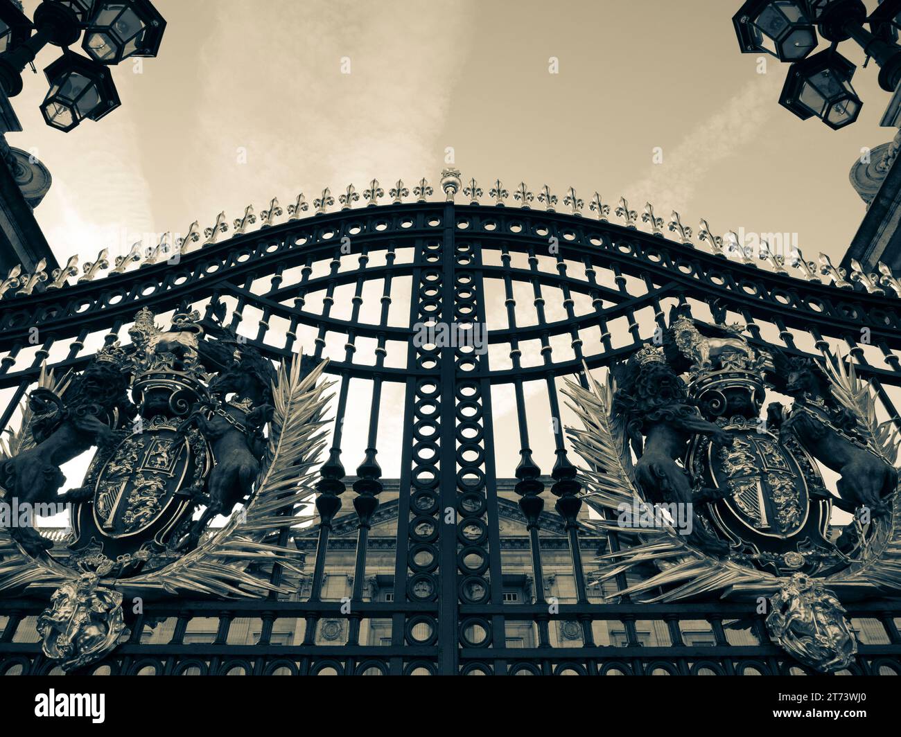 B&W licornes et Lions sur les portes de Buckingham Palace, Buckingham Palace, Londres, Angleterre, Royaume-Uni, GO. Banque D'Images