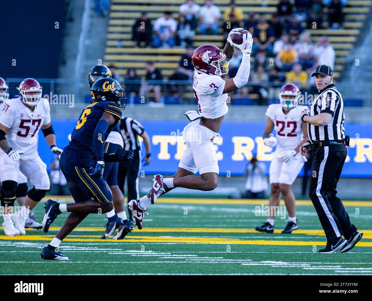11 novembre 2023 Berkeley, CA États-Unis le receveur de Washington State Wide Josh Kelly (3) fait une belle prise au milieu du match de football de la NCAA entre les Washington State Cougars et les Golden Bears de Californie. La Californie a battu l'État de Washington 42-39 au California Memorial Stadium Berkeley Calif. Thurman James / CSM/Sipa USA (image de crédit : © Thurman James/Cal Sport Media/Sipa USA) Banque D'Images