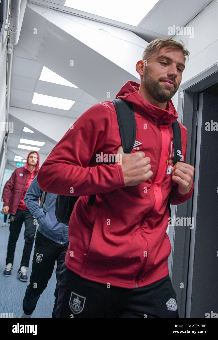 Charlie Taylor arrive pour le Burnley v Crystal Palace dans la première ligue au Turf Moor Stadium le 4 novembre 2023 Banque D'Images