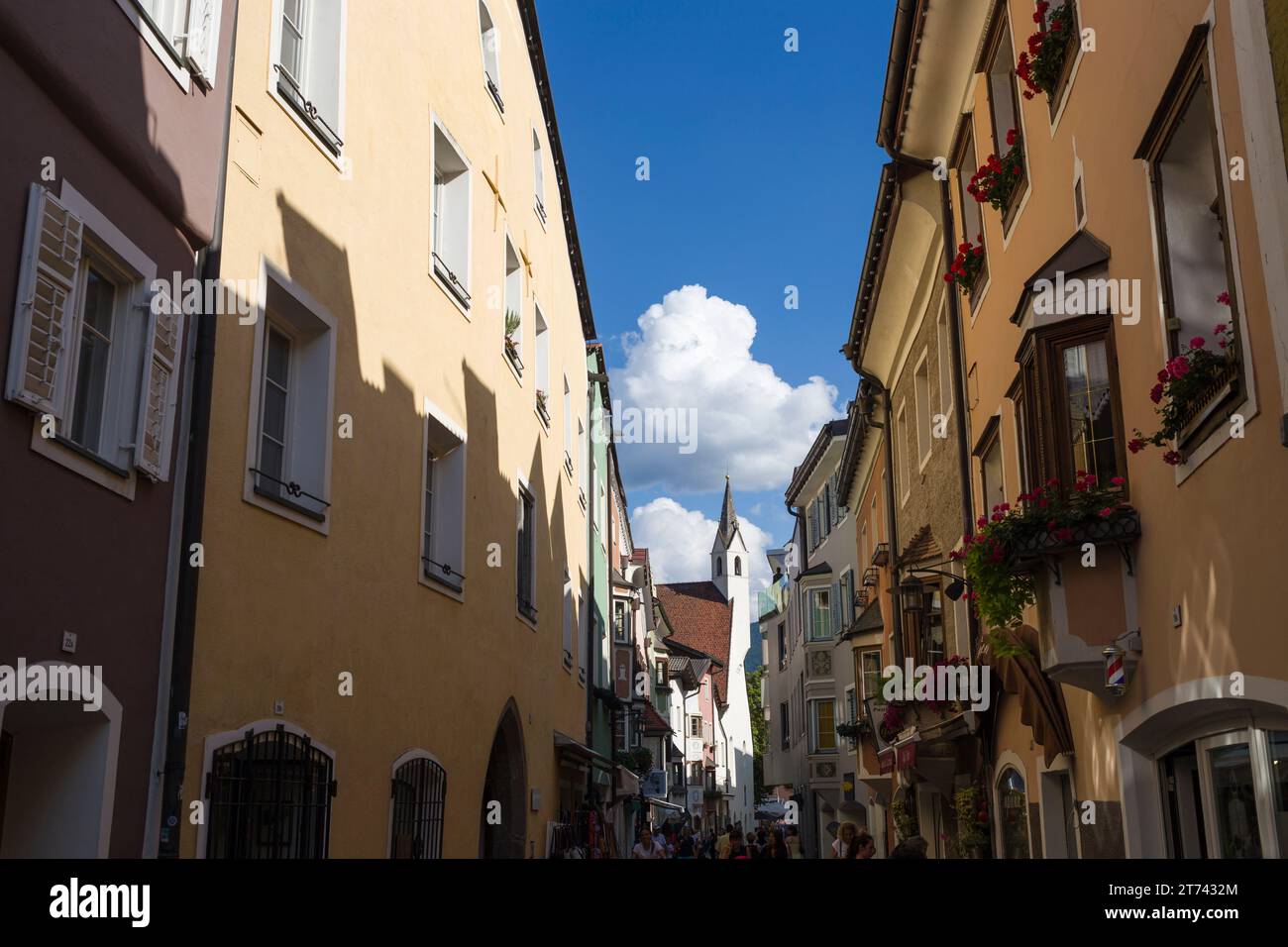 Via Citta Vecchia dans le centre historique de Vipiteno / Sterzing, Alto Adige / Sudtirol / Tyrol du Sud, Italie, maisons anciennes, rue commerçante, église. Banque D'Images