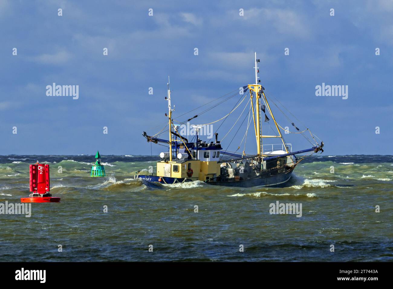 Crevette coupeur 0,191 Romy quittant le port d'Ostende pour aller au chalutage de fond pour les crevettes le long de la côte de la mer du Nord par une journée orageuse, en Belgique Banque D'Images