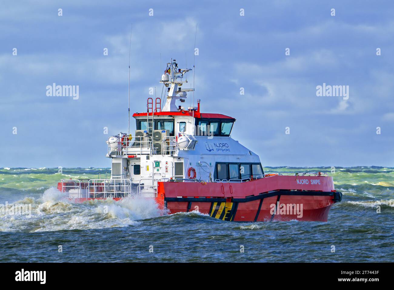 Njord Snipe, catamaran exploité par Njord Offshore Ltd, navire de transfert d'équipage pour le secteur éolien offshore naviguant sur la mer du Nord par temps orageux Banque D'Images