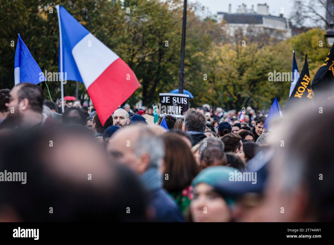 Une pancarte qui dit "Je suis juif" est vue au milieu de la foule pendant le rassemblement contre l'antisémitisme. Des manifestations contre l'antisémitisme ont eu lieu dans toute la France. À Paris, près de 105 000 personnes étaient présentes à la marche civique contre l'antisémitisme organisée par le président de l'Assemblée nationale, Yaël Braun-Pivet, et le président du Sénat, Gérard Larcher, ainsi que des partis politiques, à l'exception du parti la France soumise, qui a refusé de participer à la marche avec le parti d'extrême droite rassemblement National de Marine le Pen. (Photo de Telmo Pinto/SOPA IMA Banque D'Images