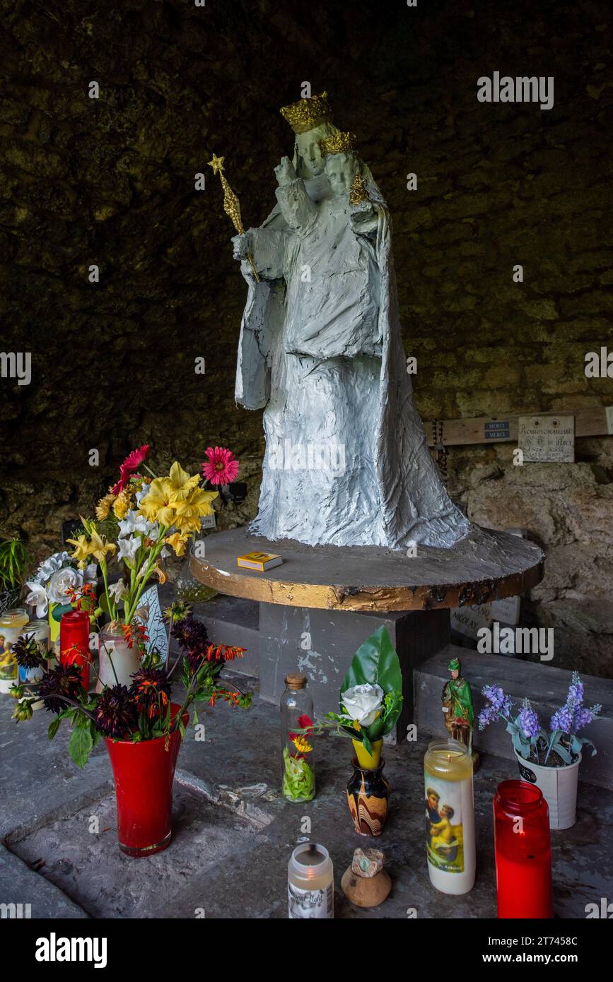 Grotte notre Dame de Lourdes, grotte et lieu de pèlerinage dans le village de Roly près de Philippeville, province de Namur, Ardennes, Wallonie, Belgique Banque D'Images