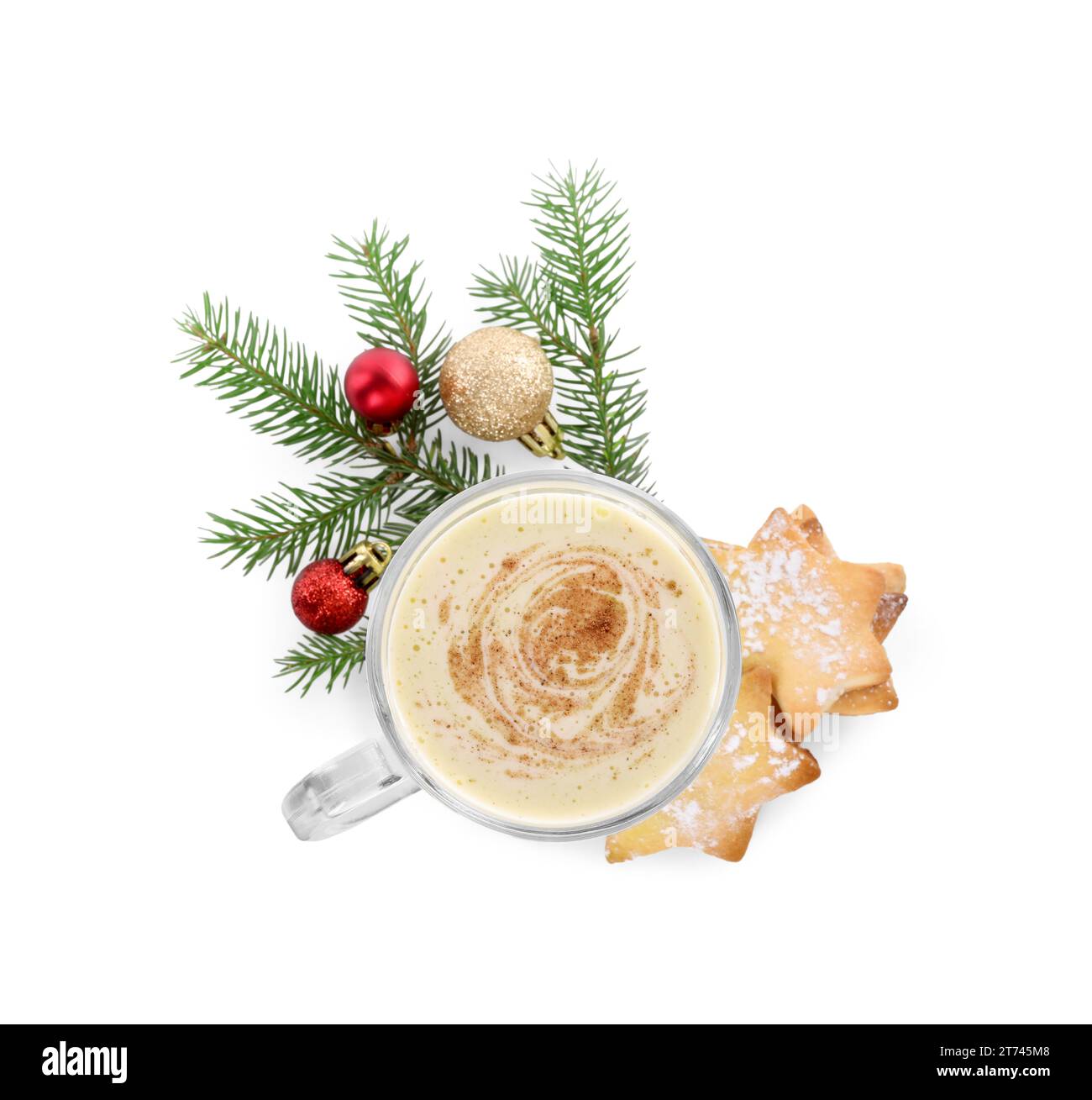 Délicieux lait de poule à la cannelle, biscuits et décor de Noël isolé sur blanc, vue de dessus Banque D'Images