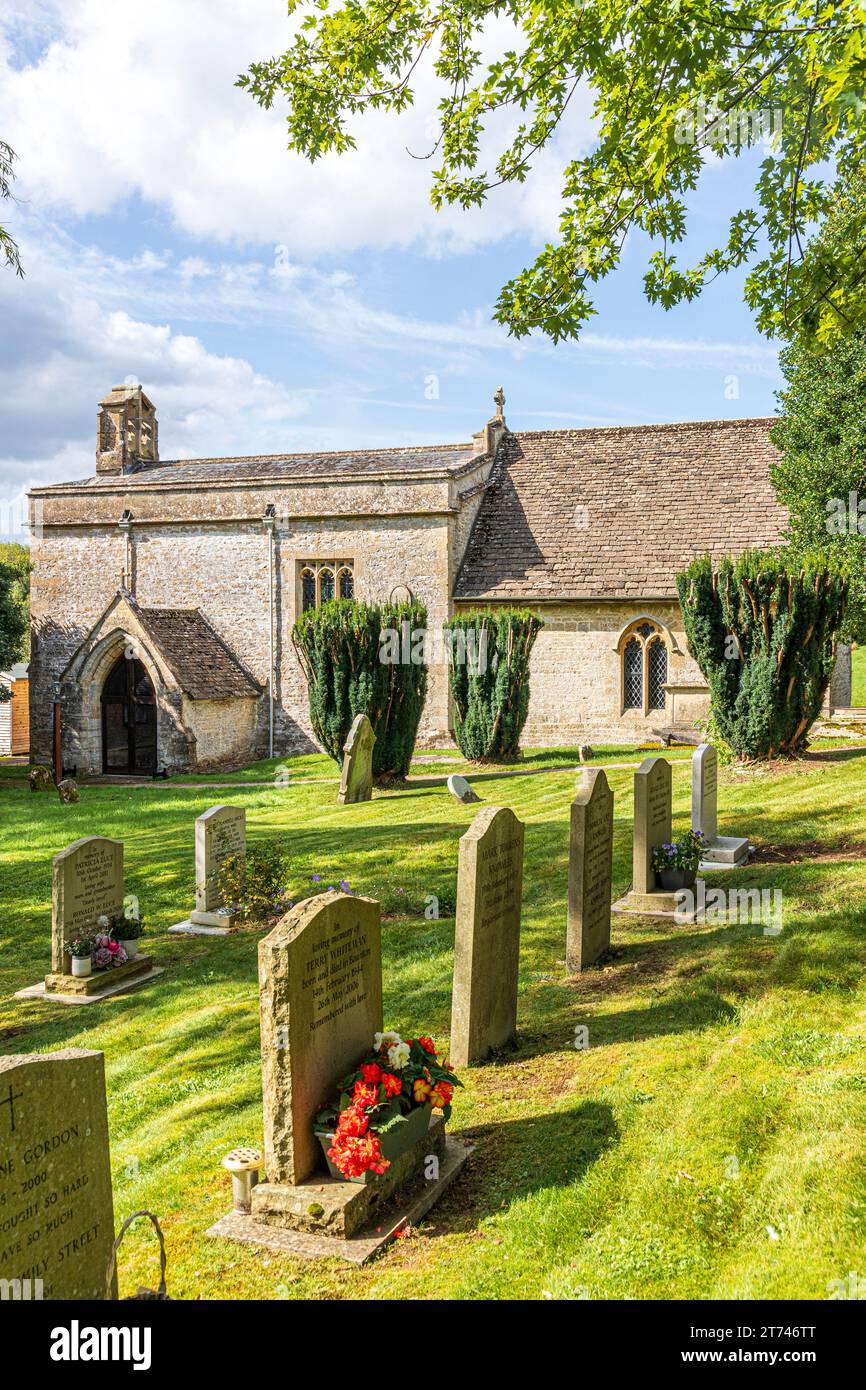 L'église St Mary Magdalene du 12e siècle dans le village Cotswold de Baunton, Gloucestershire UK Banque D'Images
