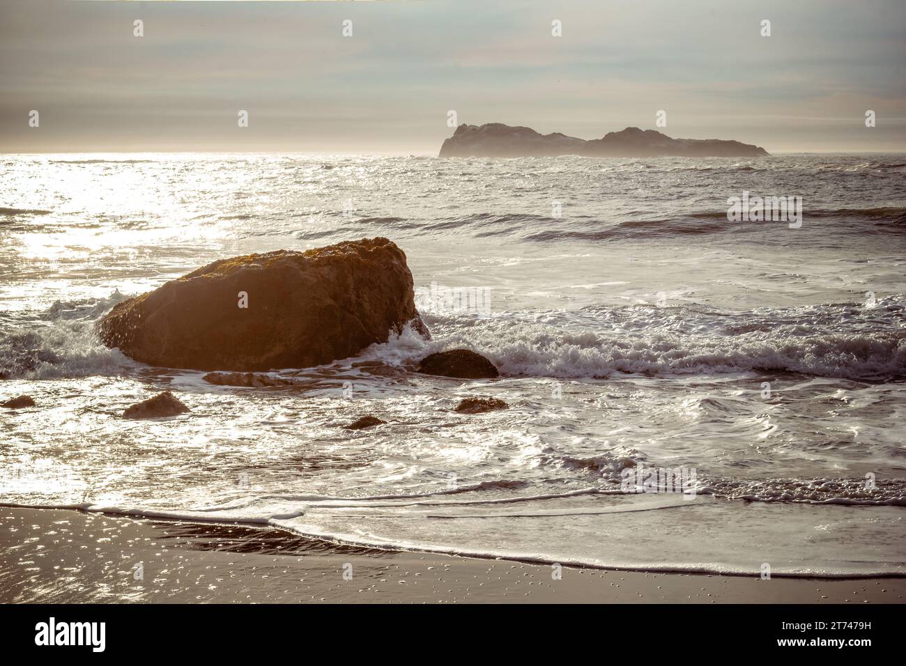 Rock sur une plage en Californie, Californie rêvant Banque D'Images