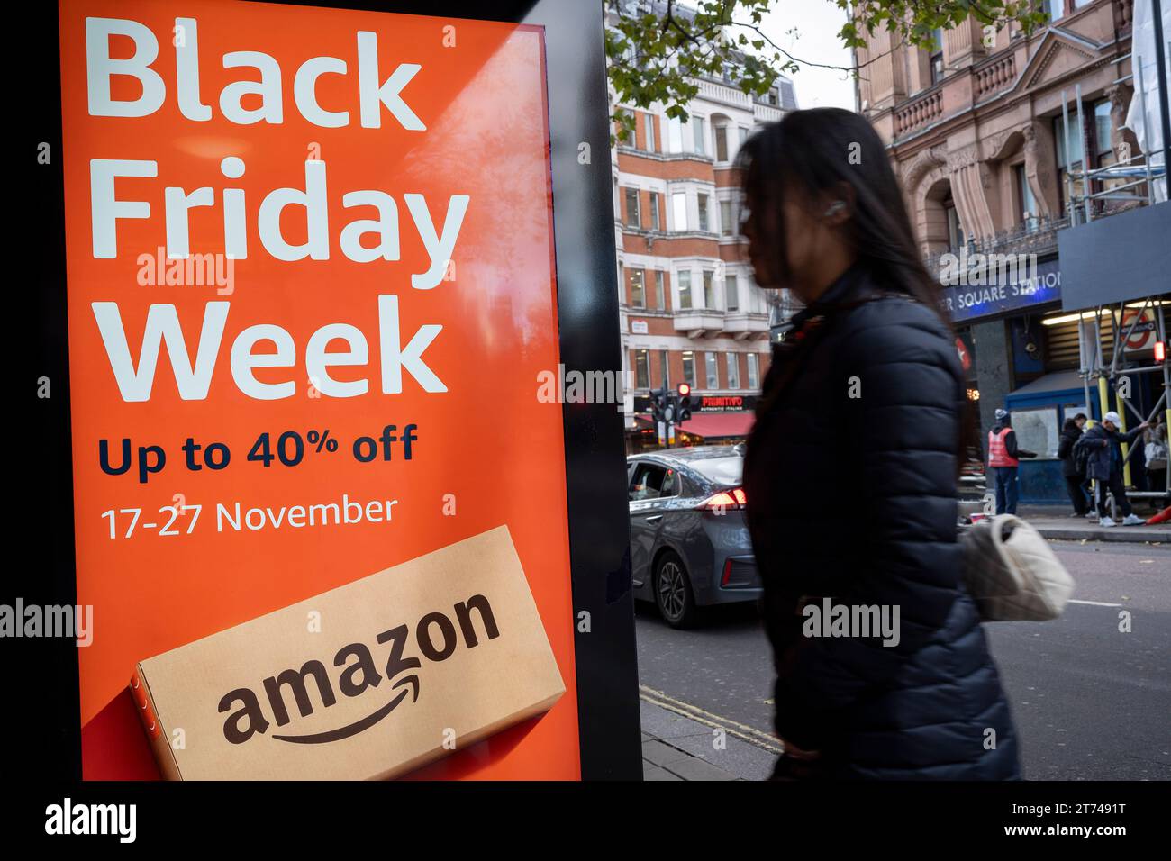 Une publicité numérique pour le Black Friday d'Amazon en novembre est diffusée à un arrêt de bus sur Charing Cross Road à Westminster, le 13 novembre 2023, à Londres, en Angleterre. Banque D'Images