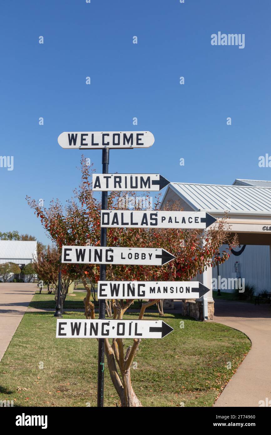 Dallas, États-Unis - 8 novembre 2023 : vue des panneaux de direction des bâtiments du ranch South Fork avec les noms des acteurs. Banque D'Images