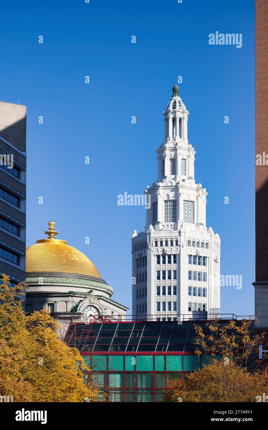 L'immeuble de bureaux orné Electric Tower et l'ancienne Buffalo Savings Bank dans le centre-ville de Buffalo New York USA. Banque D'Images