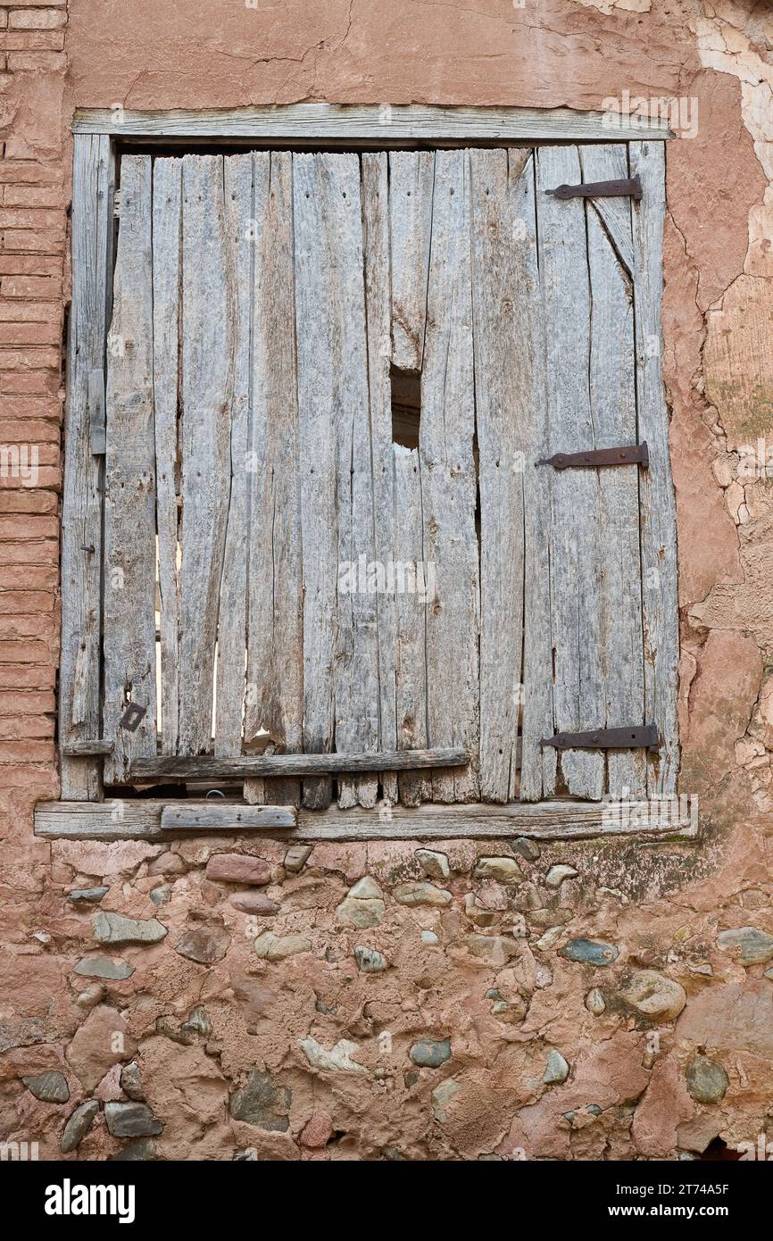 Vue de la vieille fenêtre en bois sur le mur détérioré Banque D'Images