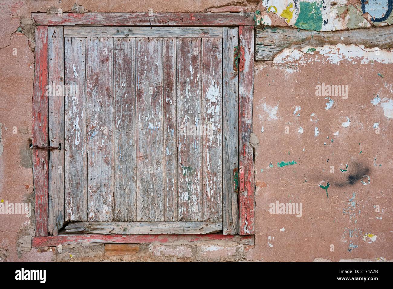 Vue de la vieille fenêtre en bois sur le mur détérioré Banque D'Images