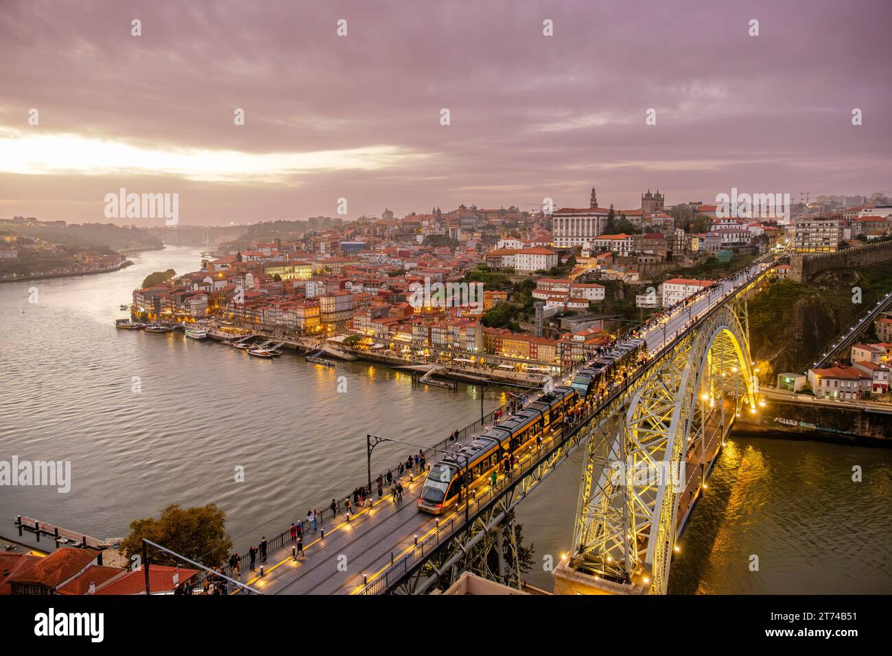 Skyline de la ville de Porto, Porto, pont Luís I, fleuve Douro, coucher de soleil paysage urbain, maisons anciennes Cais da Ribeira, Porto, Portugal Banque D'Images