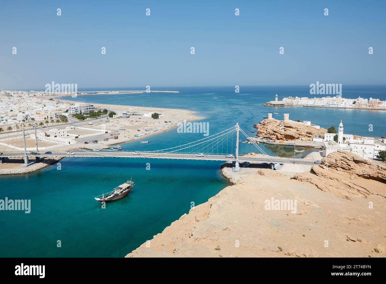 Sur Cityscape avec le pont suspendu Al Aygaz. Destination de voyage sur la côte du golfe d'Oman. Banque D'Images
